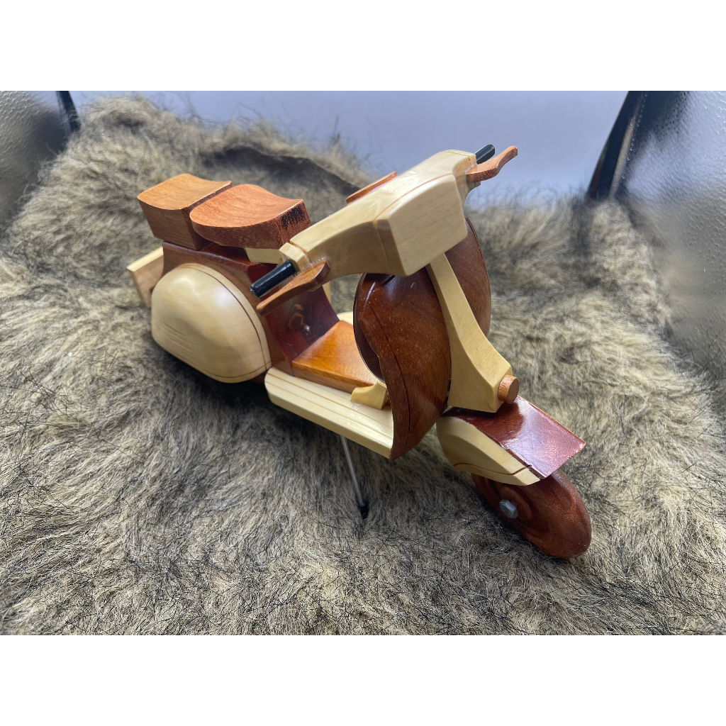 Mô hình xe Vespa classic, mô hình chất lượng cao handmade 100% từ gỗ tự nhiên, kích thước 27x9x18 cm