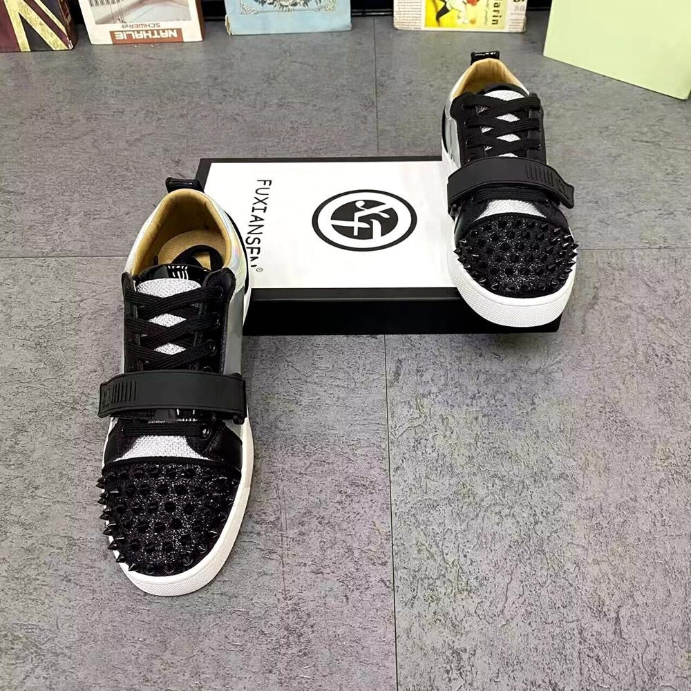 _ Giày Sneaker L,B,T Mũi Đen Đinh Đen Có Quai Cài.