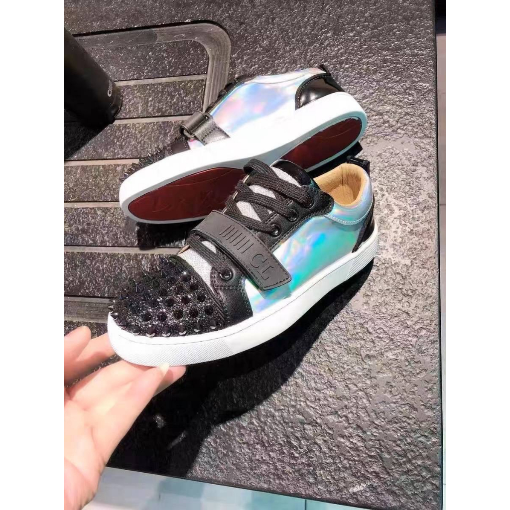_ Giày Sneaker L,B,T Mũi Đen Đinh Đen Có Quai Cài.