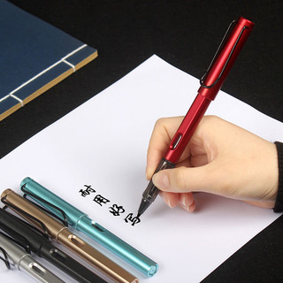 Bút lông đen luyện viết chữ Hán