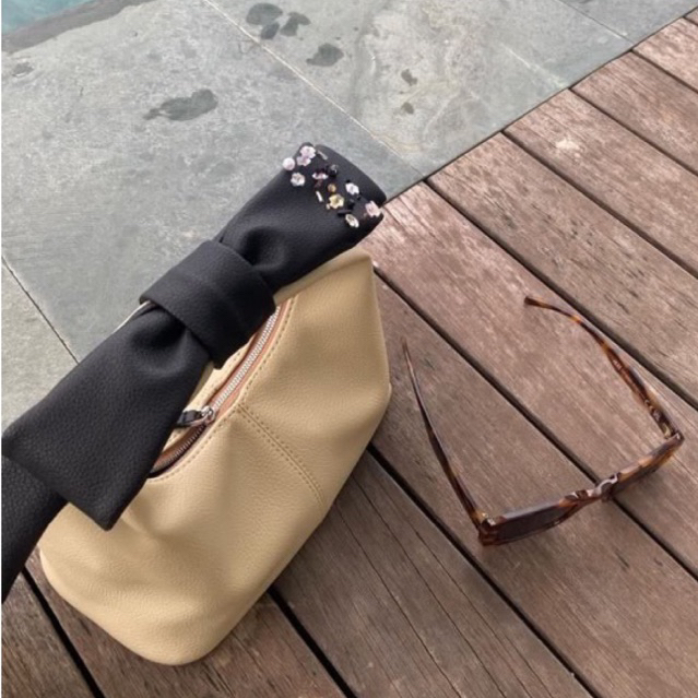 Túi Chow bag Hérisson màu kem + nơ đen bản xách tay