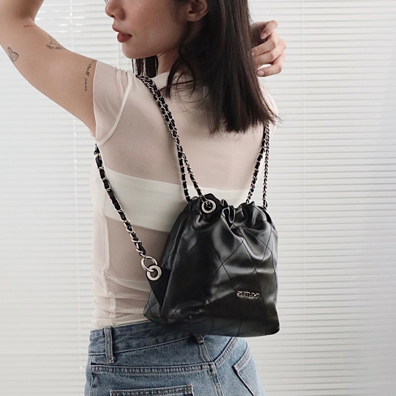 25 STUDIO Túi xách ba lô rút đeo vai mini phối dây xích kim loại Mini Hobo Bag