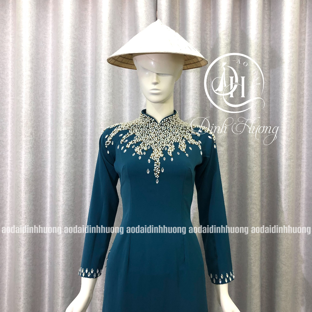 Áo dài trung niên Đinh Hương vải lụa mỹ 2 tà xanh cổ vịt đính kết họa tiết cổ tay tà