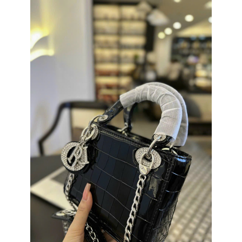 Túi xách tay đi o trần trám da bóng size 20 vân rắn nạm đá fullbox kèm dây đeo chéo