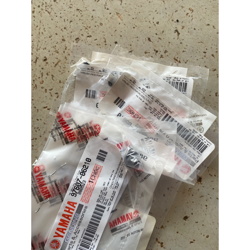 Combo 4 ốc bắt hộp sên sirius xăng cơ chính hãng yamaha  cao cấp tại shop.