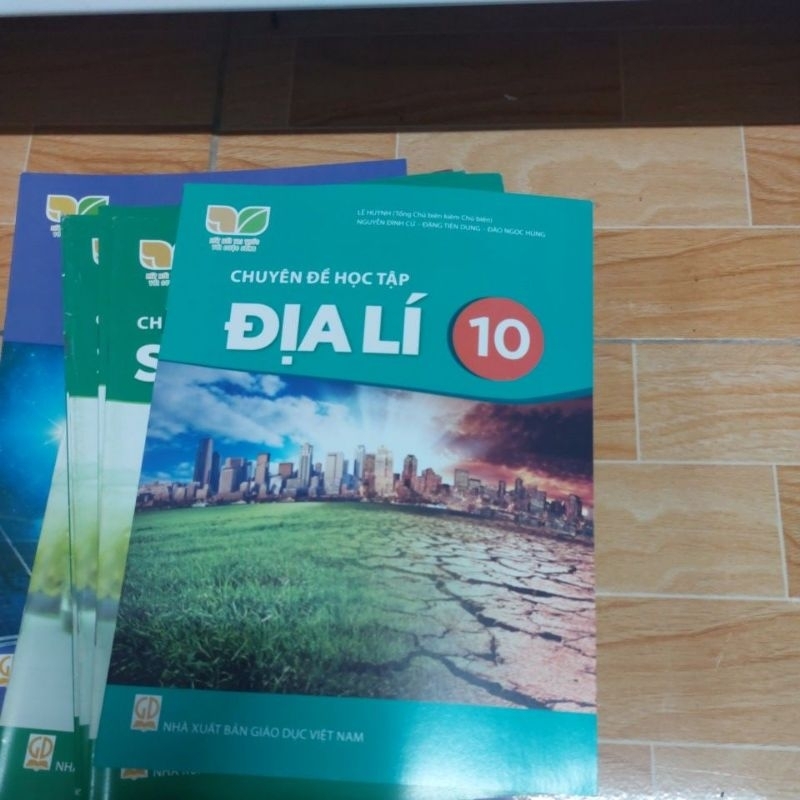 Chuyên đề Địa lý 10 tặng kèm bao sách + nhãn dán