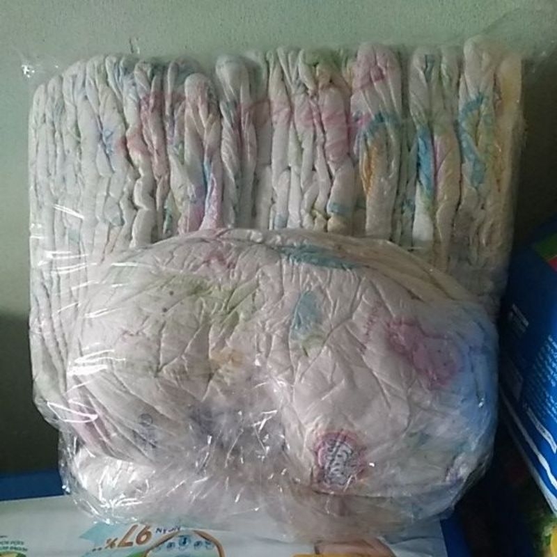 《HCM》Tã / bỉm dán Huggies+bobby NB74 miếng đã hết hạn sử dụng có thể dùng cho thú cưng nhỏ như chó , mèo dưới 7 kg