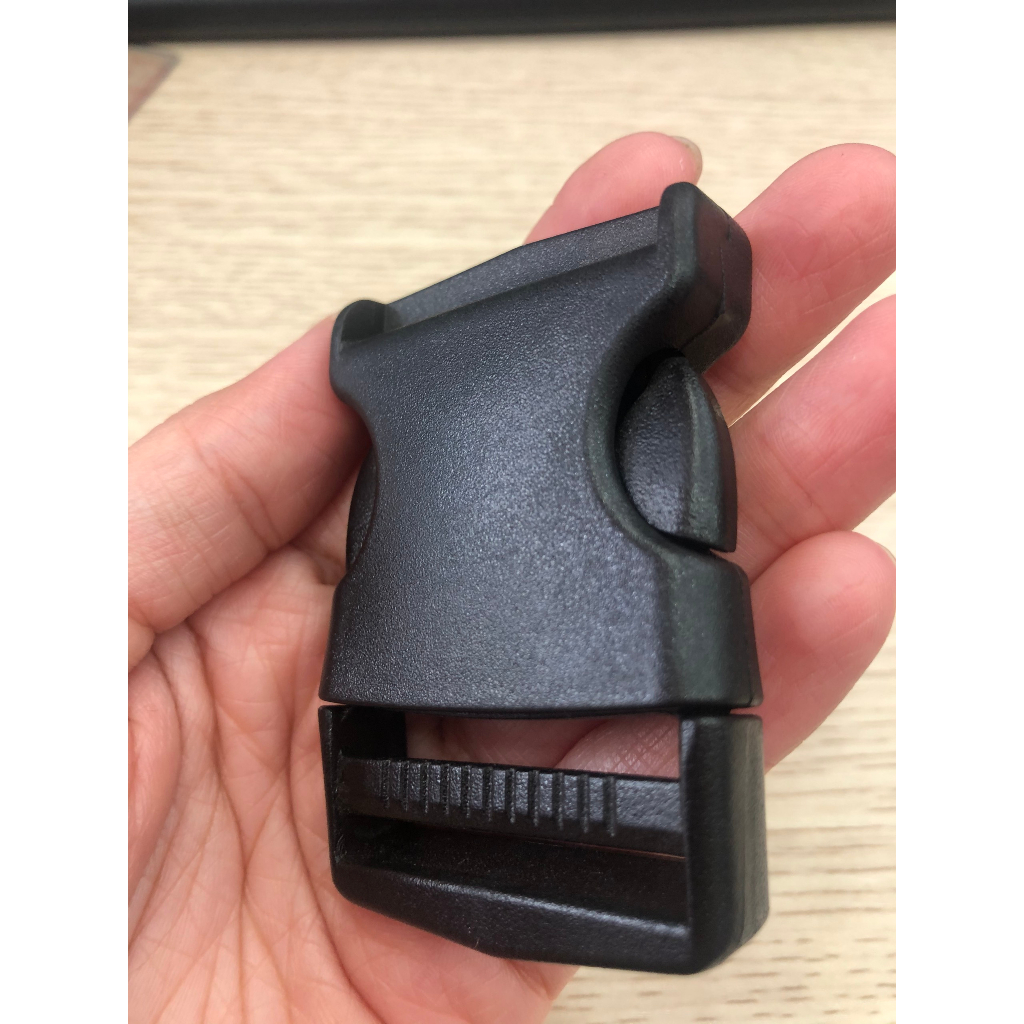 Khóa nhựa để gắn  dây đai dùng cho  hành lý, balo loại 4.3cm