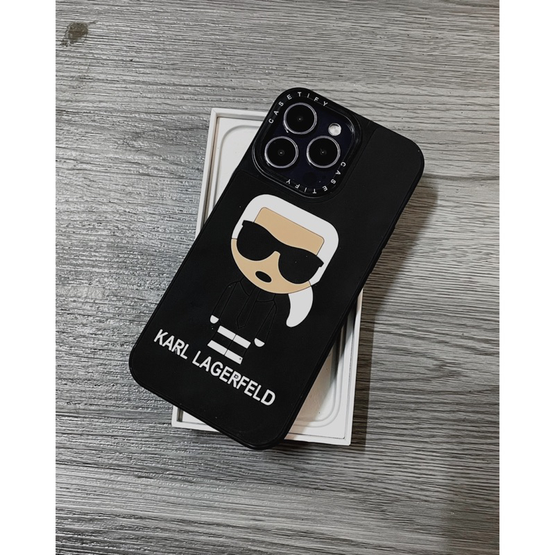 Ốp lưng đen casetify KARL ĐEO KÍNH - MÈO chống bẩn cạnh vuông cho i phone 7 đến 14promax