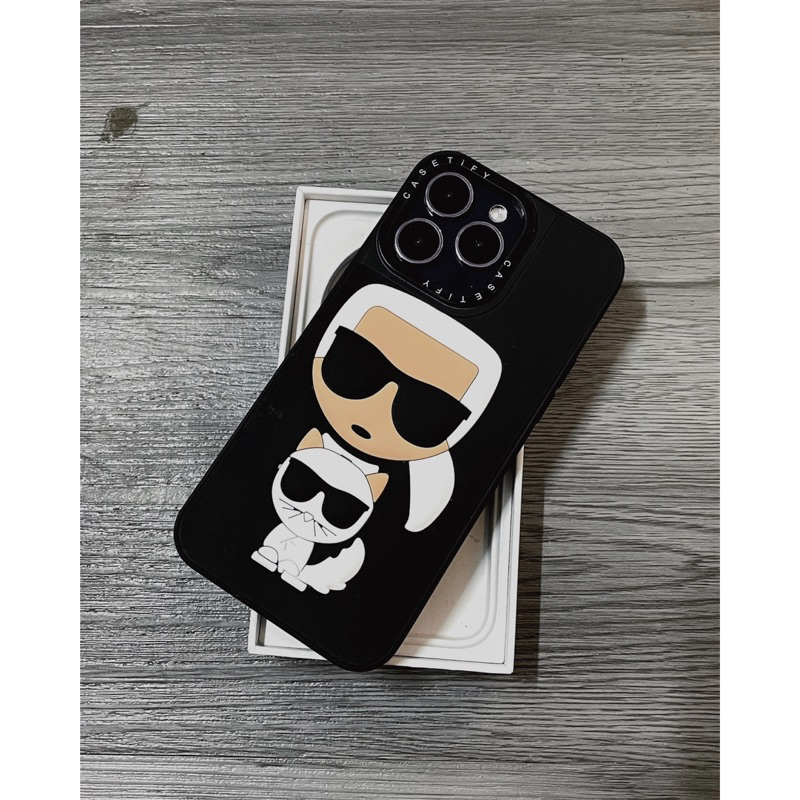 Ốp lưng đen casetify KARL ĐEO KÍNH - MÈO chống bẩn cạnh vuông cho i phone 7 đến 14promax