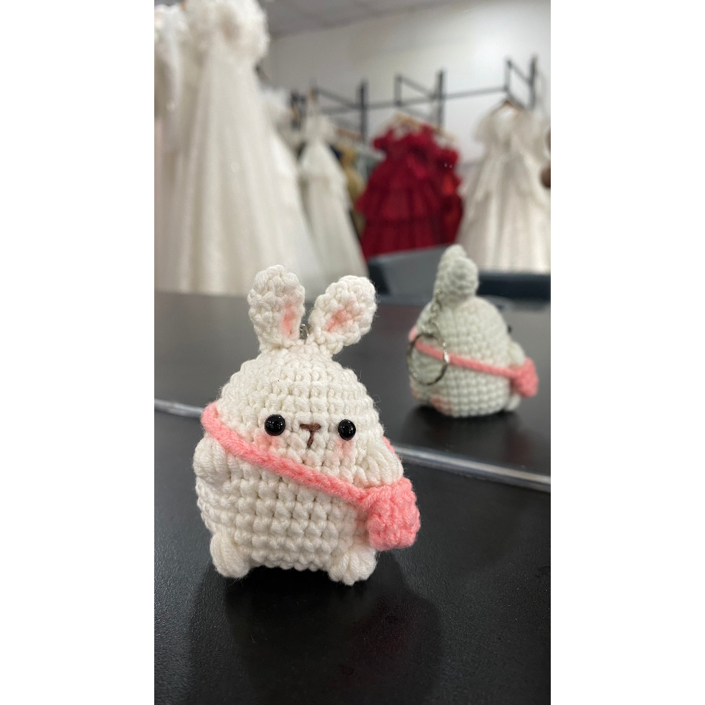 Móc khoá thỏ đeo túi