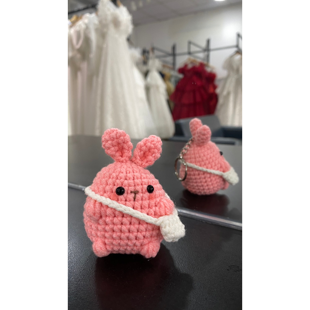 Móc khoá thỏ đeo túi