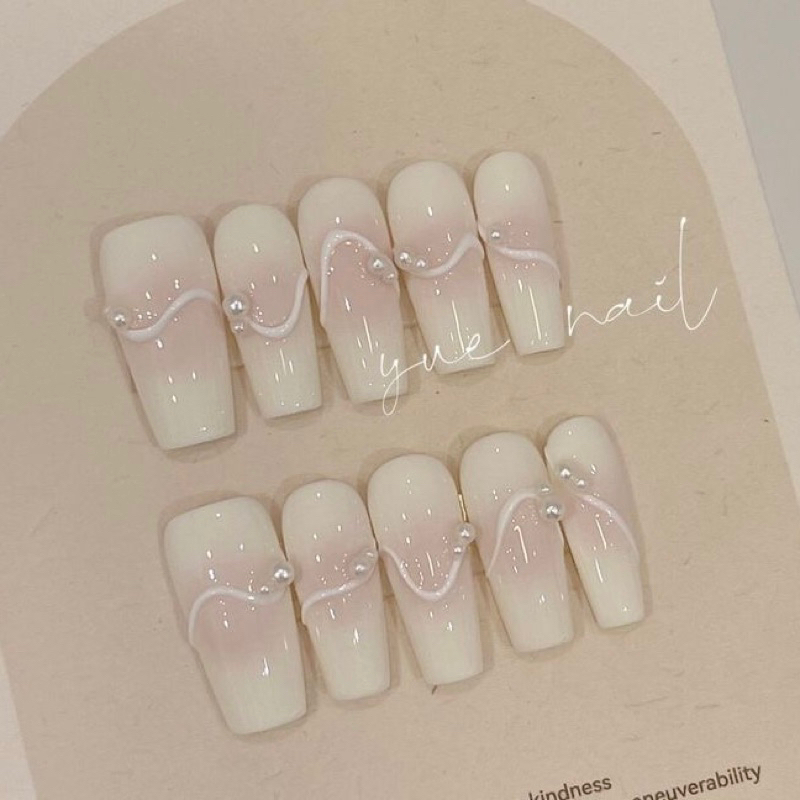Móng giả thiết kế trắng sữa ombre hồng trang trí ngọc cici.nails