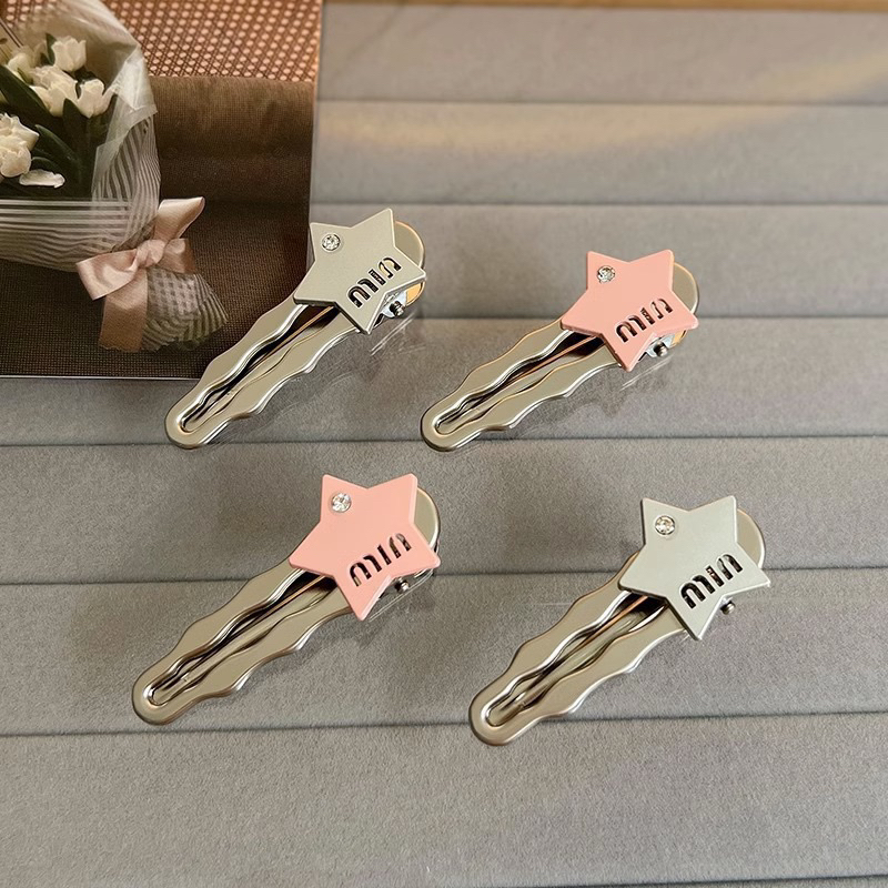 Kẹp tóc hình ngôi sao chữ M dáng dài phong cách Y2K
