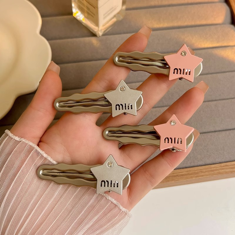 Kẹp tóc hình ngôi sao chữ M dáng dài phong cách Y2K