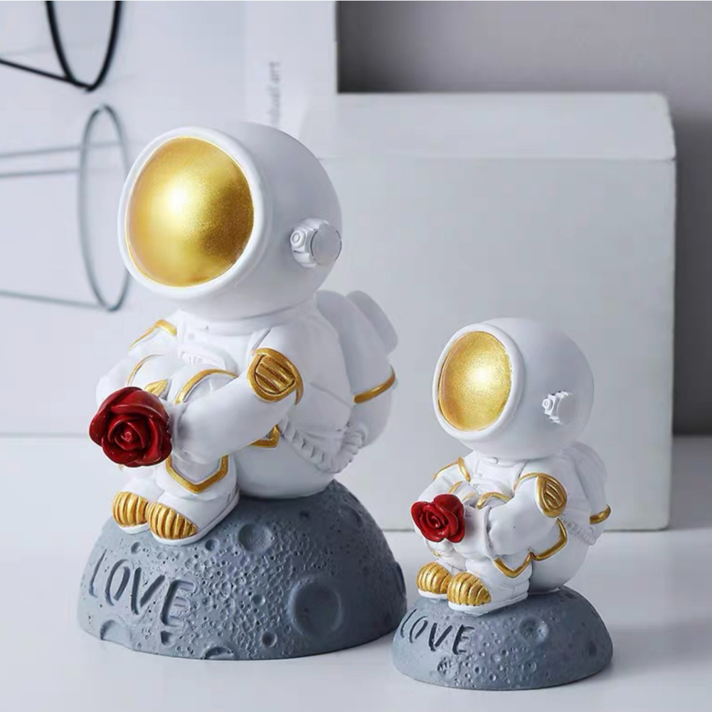 Mô Hình Phi Hành Gia Cầm Bông Hồng Chờ Tình Yêu Dễ Thương Trang Trí | DC46 | Tượng Phi Hành Gia Decor Nhà Cửa, Phòng Ngủ