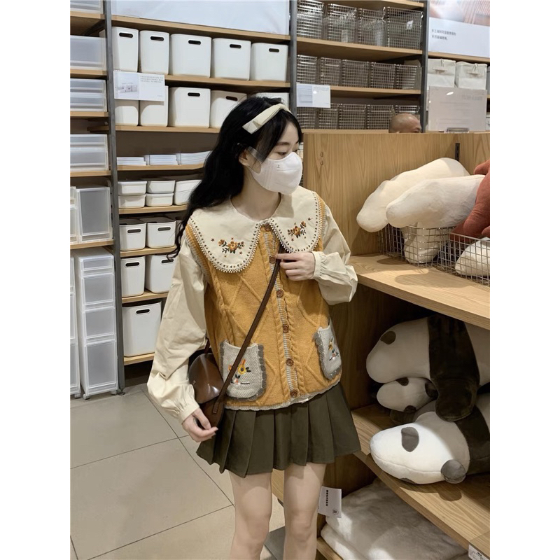 Áo gile len thuê hoa túi hai bên phong cách vintage phối cùng áo sơmi thêu hoa