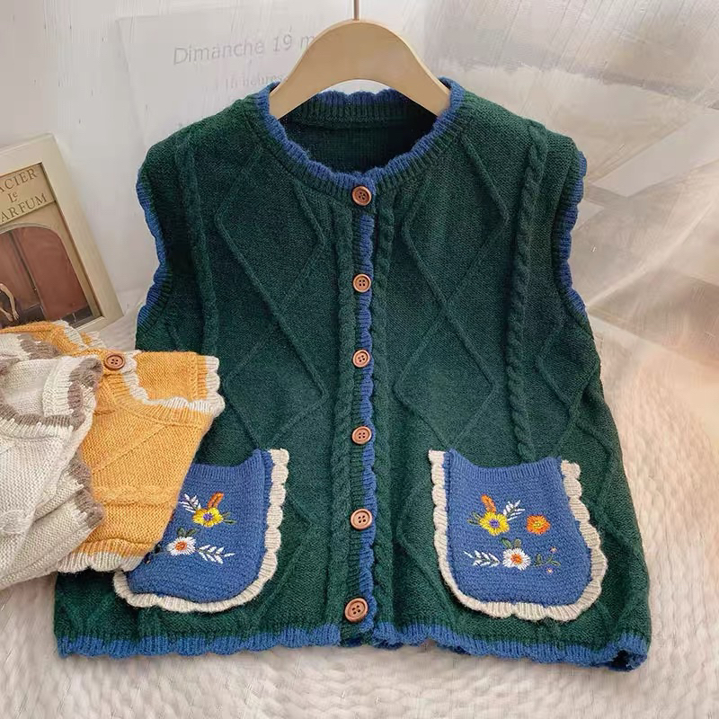 Áo gile len thuê hoa túi hai bên phong cách vintage phối cùng áo sơmi thêu hoa