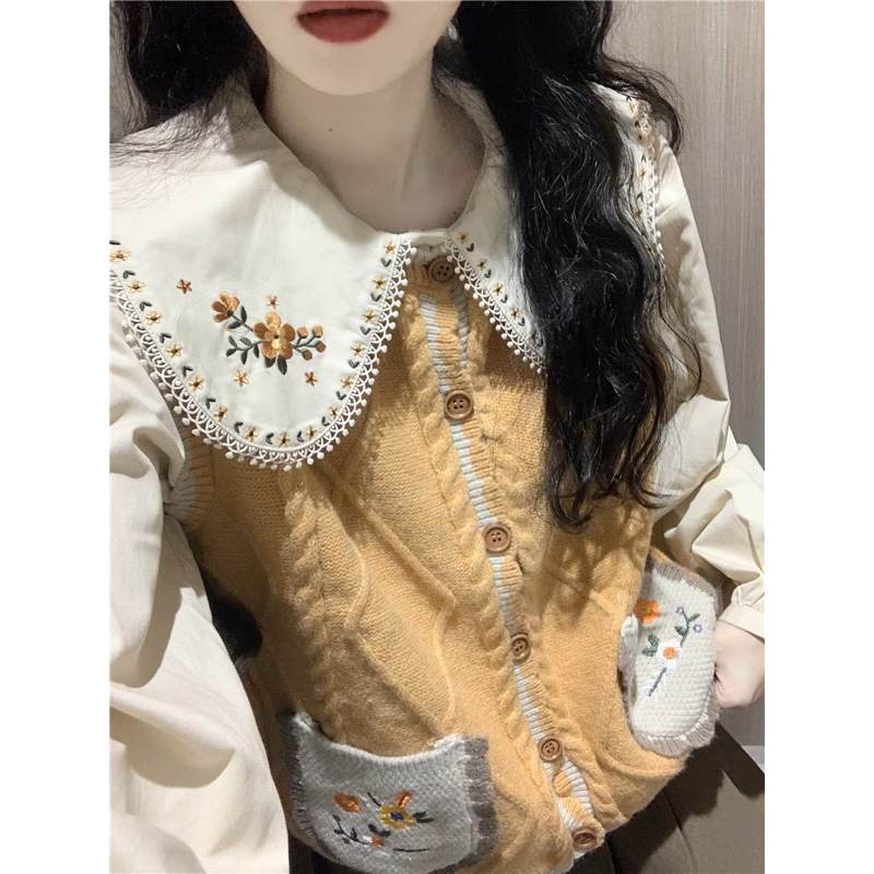 Áo gile len thuê hoa túi hai bên phong cách vintage phối cùng áo sơmi thêu hoa