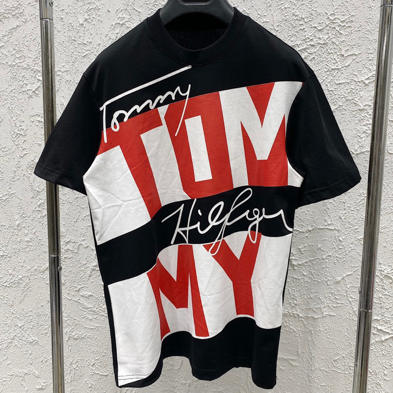 Áo phông nam nữ Tommy Hilfiger in vạch sọc đen trắng đỏ chữ kí quanh áo. Áo Thun Unisex Form Rộng Siêu Hot Phiên Bản Mới
