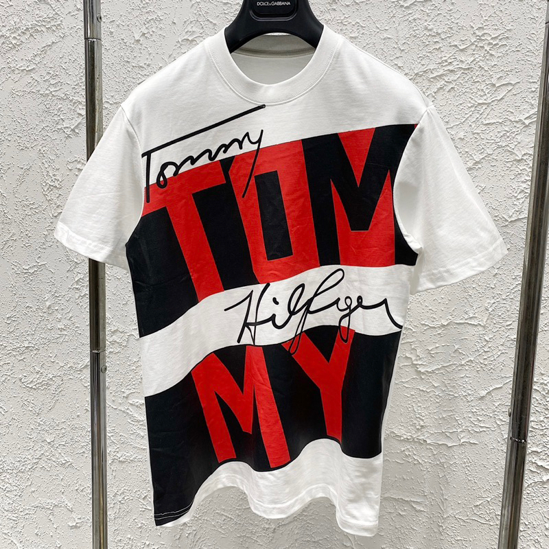 Áo phông nam nữ Tommy Hilfiger in vạch sọc đen trắng đỏ chữ kí quanh áo. Áo Thun Unisex Form Rộng Siêu Hot Phiên Bản Mới