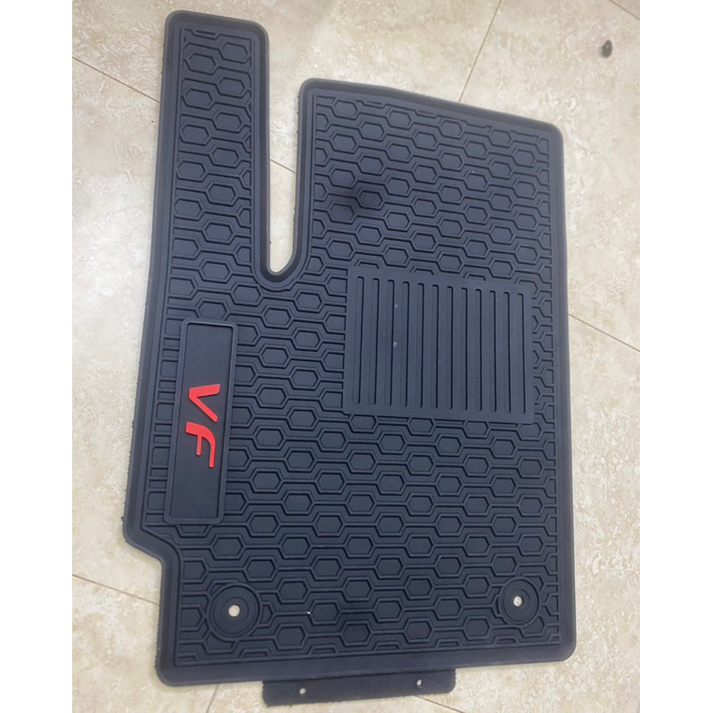 Thảm sàn, lót sàn xe Vinfast VFe34 chất liệu cao su đúc không mùi, không thấm nước