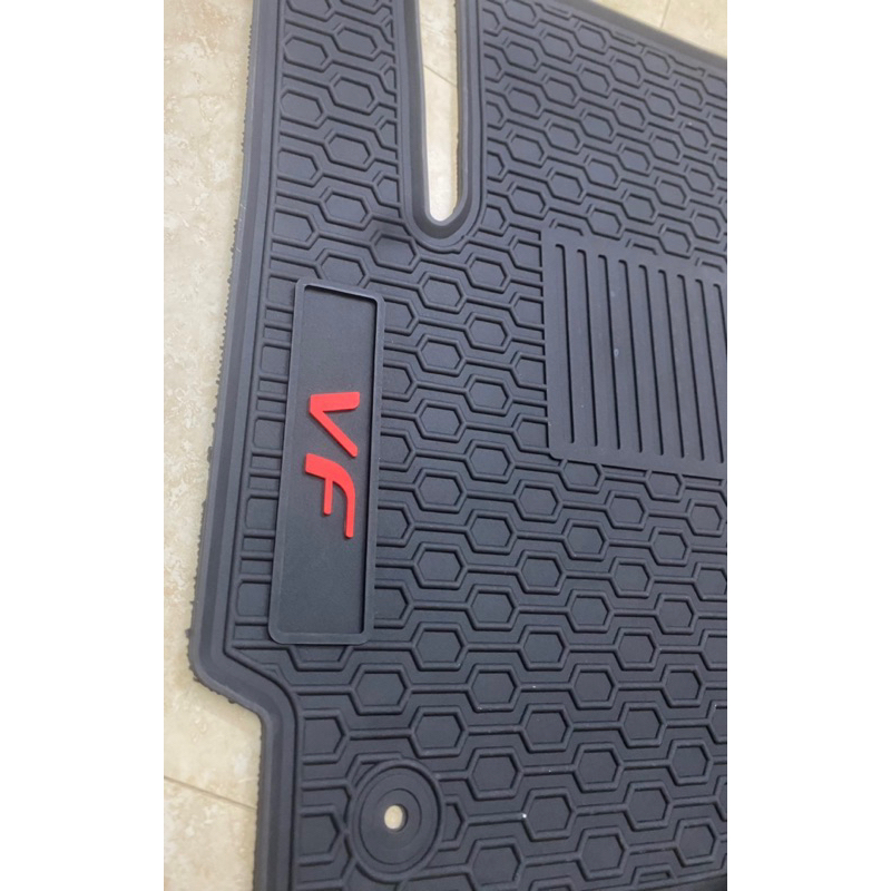 Thảm sàn, lót sàn xe Vinfast VFe34 chất liệu cao su đúc không mùi, không thấm nước