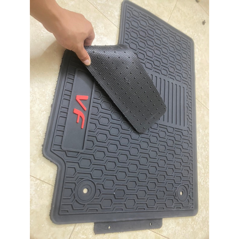 Thảm sàn, lót sàn xe Vinfast VFe34 chất liệu cao su đúc không mùi, không thấm nước