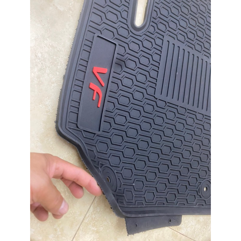 Thảm sàn, lót sàn xe Vinfast VFe34 chất liệu cao su đúc không mùi, không thấm nước