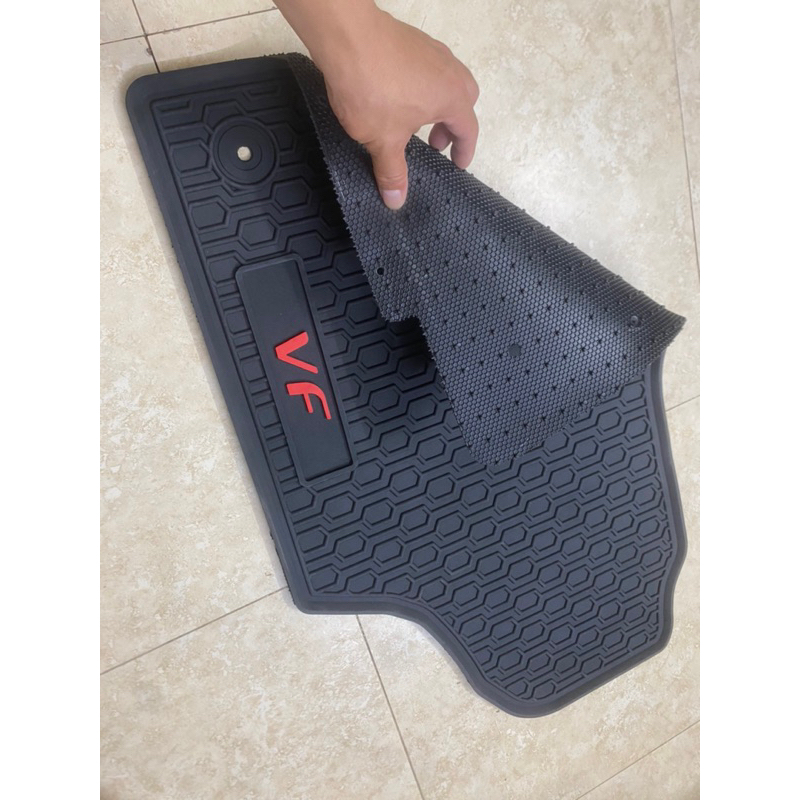 Thảm sàn, lót sàn xe Vinfast VFe34 chất liệu cao su đúc không mùi, không thấm nước