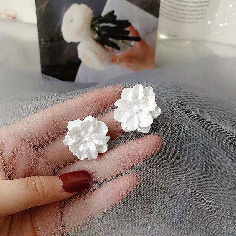 Beautycoco🍊 Khuyên tai hình hoa trà bằng nhựa resin bạc 925 phong cách Nhật Hàn độc đáo thời trang