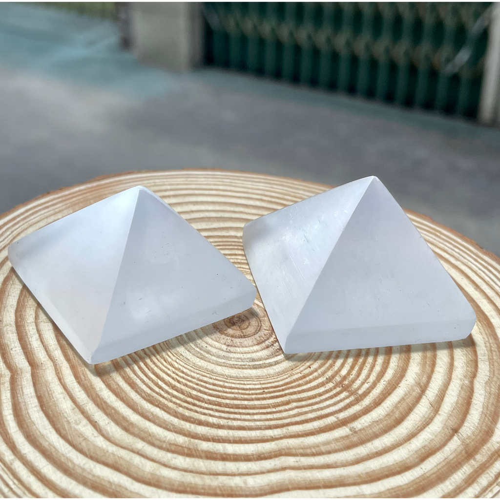 Kim tự tháp đá Selenite