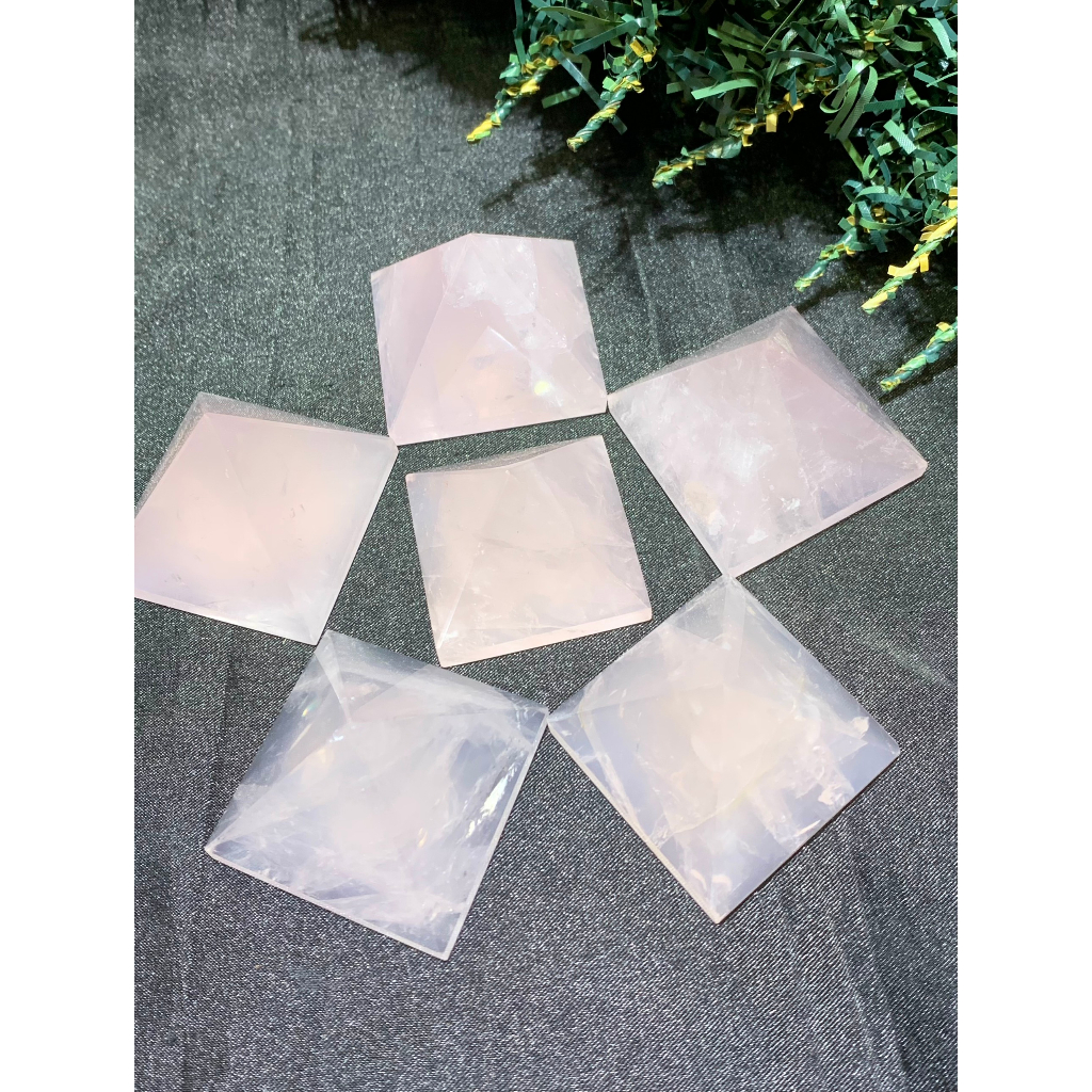 Kim tự tháp màu hồng (Rose Quartz)