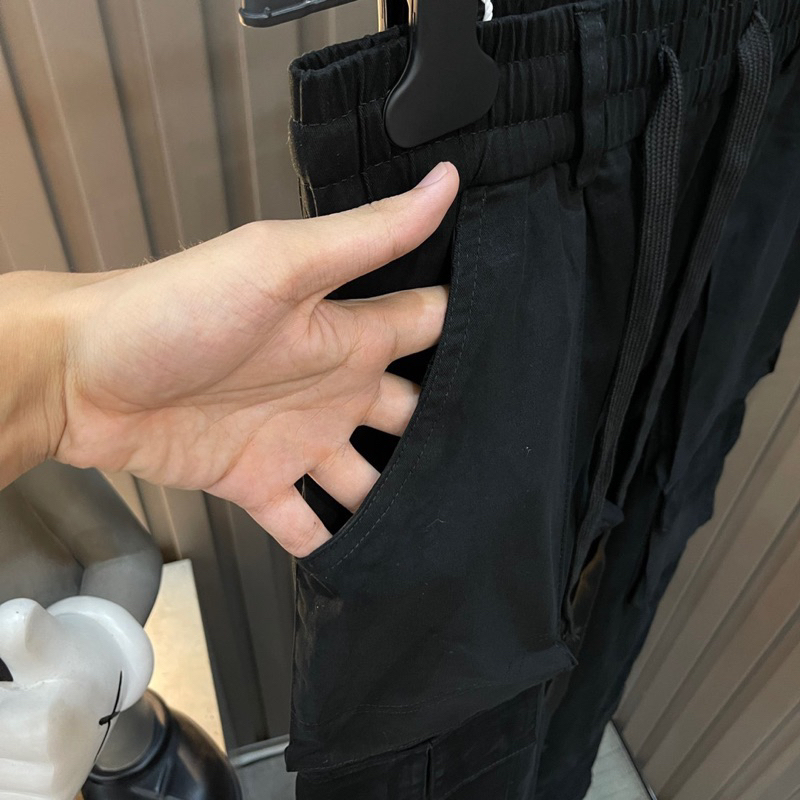 Chiếc Jogger DSQ2 ống xuông khoá zip