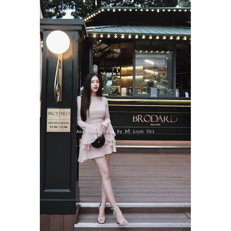 And Casually / Váy cổ tròn tay loe