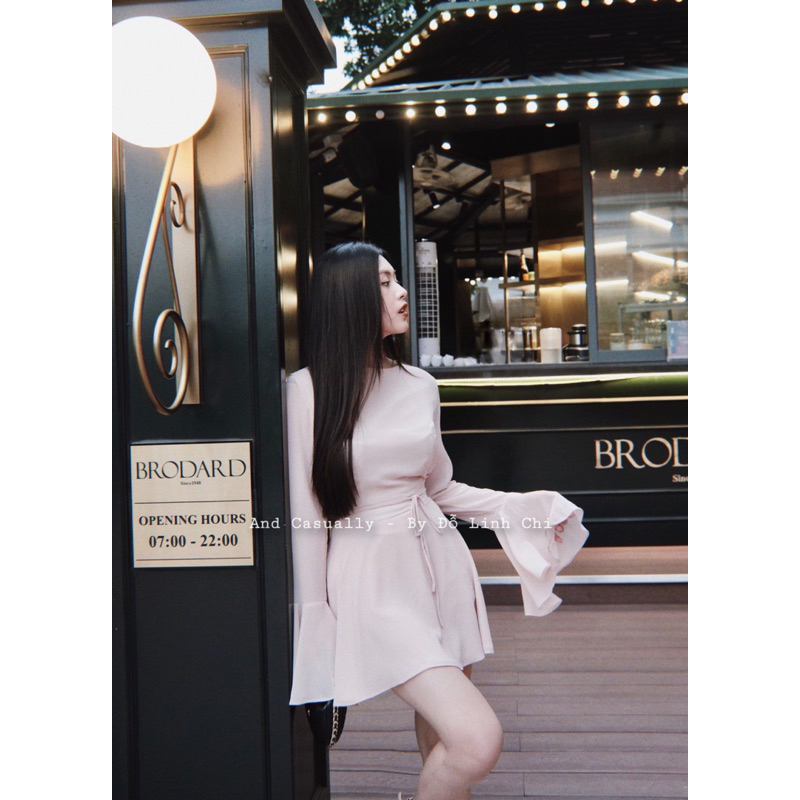 And Casually / Váy cổ tròn tay loe