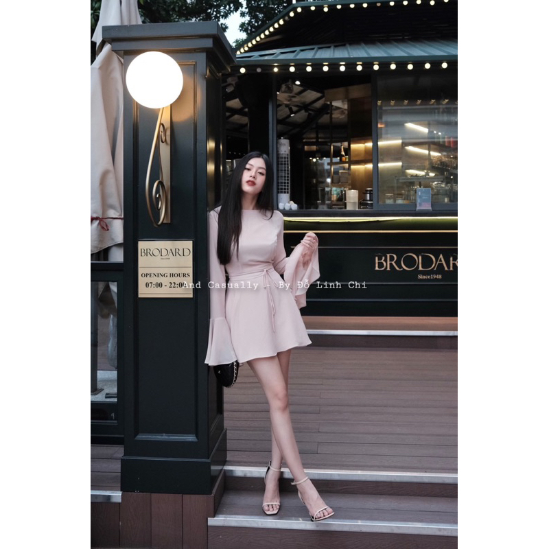 And Casually / Váy cổ tròn tay loe