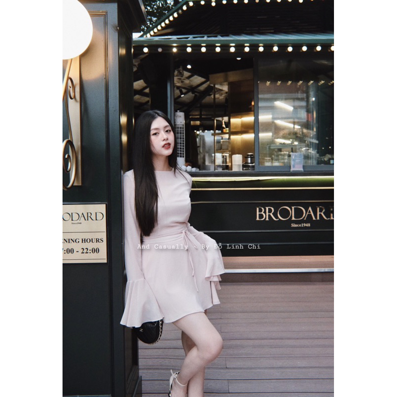 And Casually / Váy cổ tròn tay loe