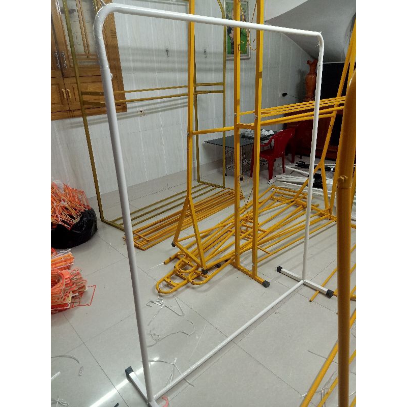 Kệ đơn treo quần áo thông minh, dài 120x140cm.sản phẩm được làm bằng kim loại sắt mạ kẽm sơn tĩnh điện 3 lớp dày 1,4mm.