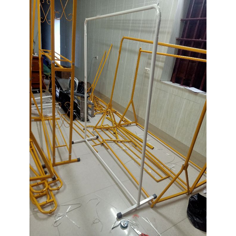 Kệ đơn treo quần áo thông minh, dài 120x140cm.sản phẩm được làm bằng kim loại sắt mạ kẽm sơn tĩnh điện 3 lớp dày 1,4mm.