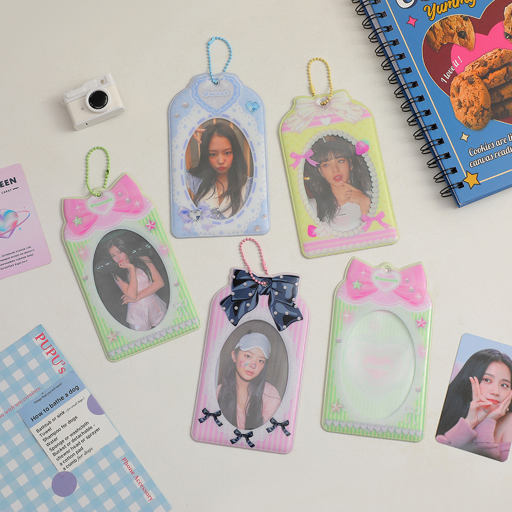 Card Holder PVC “Hisocute” Hình Nơ Xinh Xắn - Thẻ Đựng Ảnh Có Móc Khoá Treo Balo, Treo Lên Túi