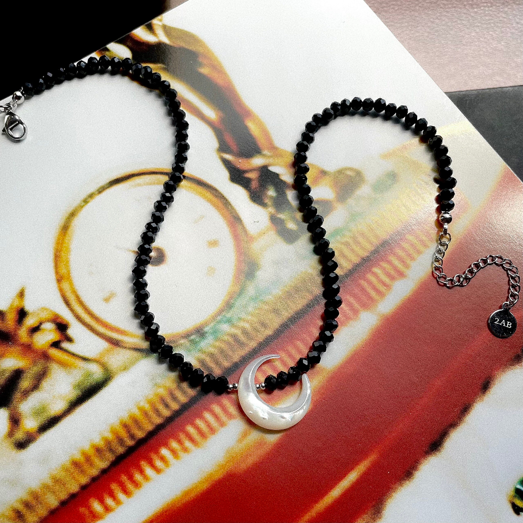 Dây Chuyền Pha Lê Đen Và Charm Mặt Trăng Xà Cừ