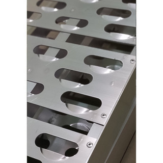 Thang dẫn xe máy lên bán tải (bắn rivets).