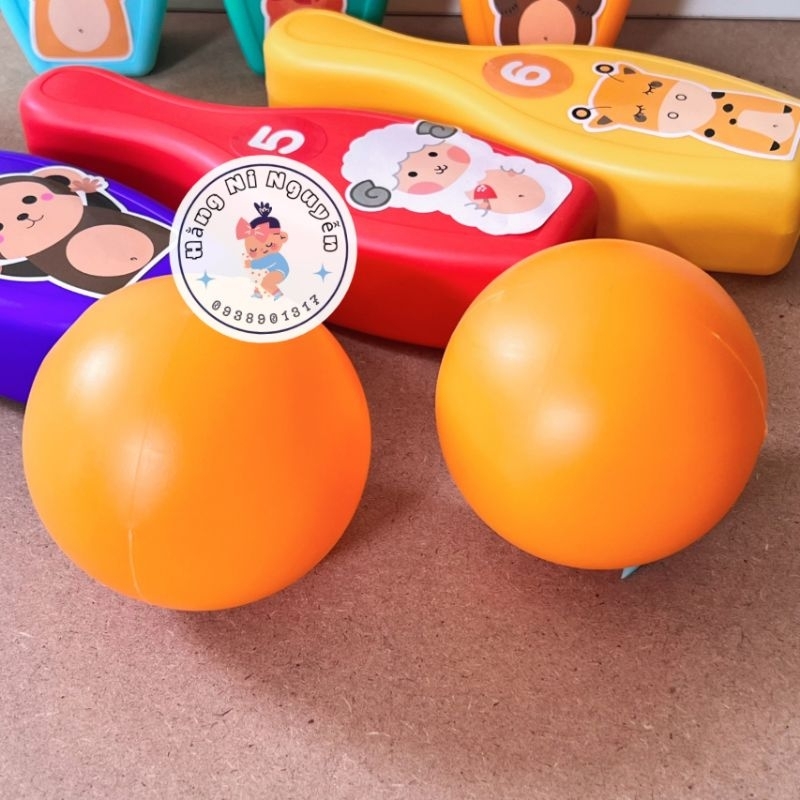 Bộ Bowling bằng nhựa 6 chày, 2 quả bóng cho bé kèm decal dán số và hình