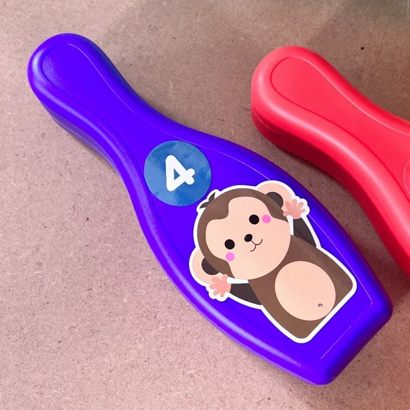 Bộ Bowling bằng nhựa 6 chày, 2 quả bóng cho bé kèm decal dán số và hình