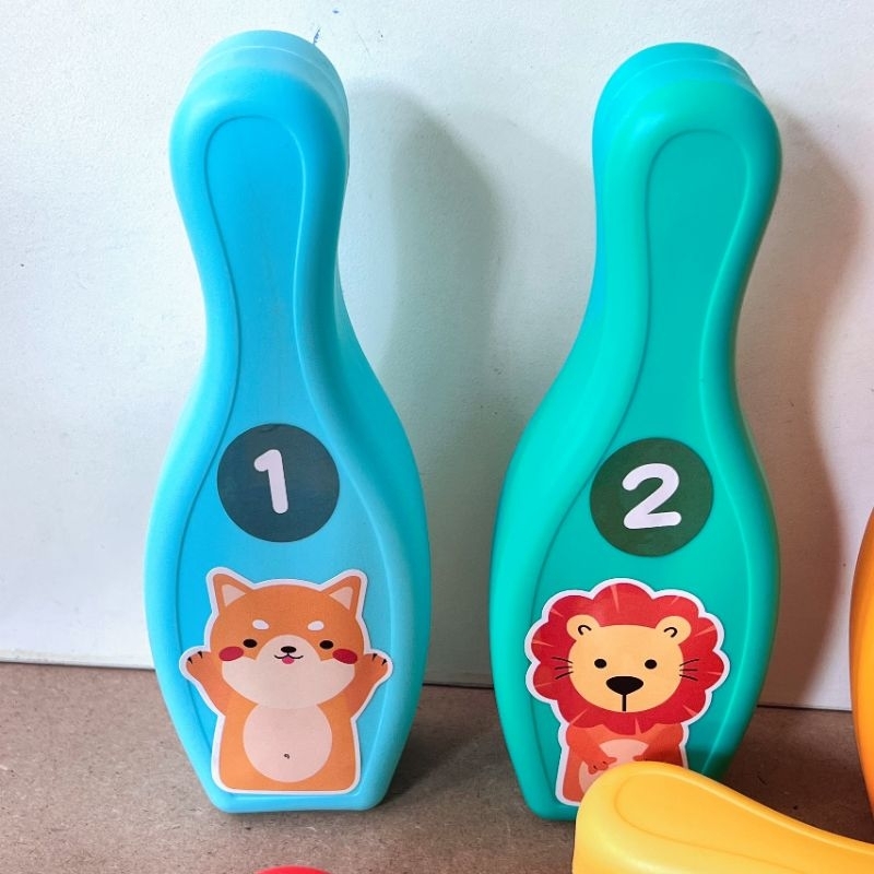 Bộ Bowling bằng nhựa 6 chày, 2 quả bóng cho bé kèm decal dán số và hình