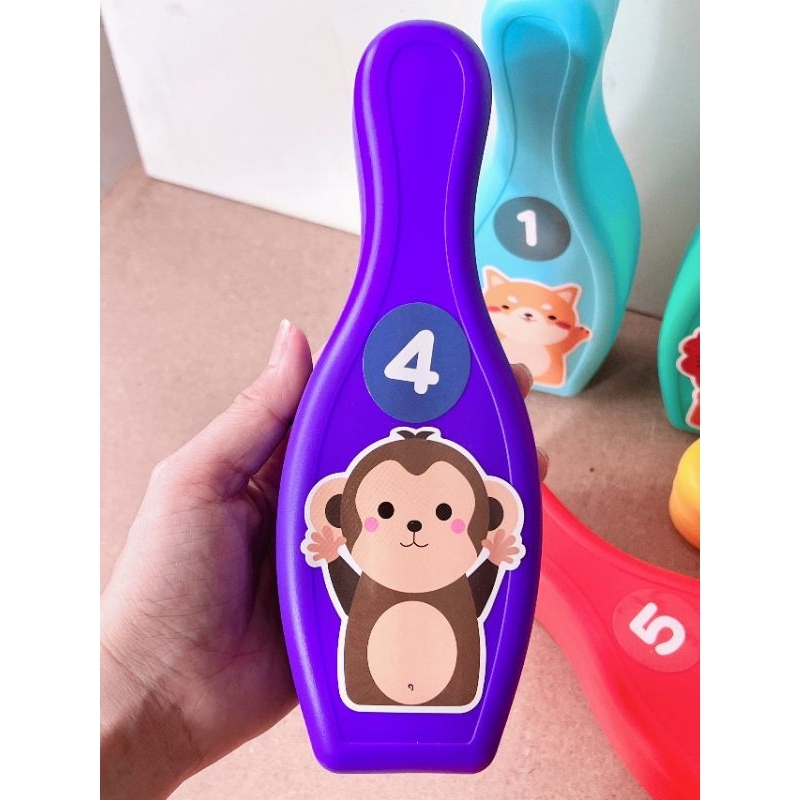 Bộ Bowling bằng nhựa 6 chày, 2 quả bóng cho bé kèm decal dán số và hình