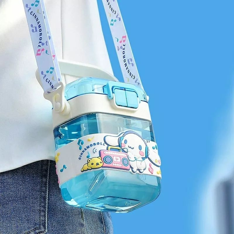 Bình nước hình vuông siêu xinh hãng DISNEY ,2 in1 vừa ống hút và uống trực tiếp .Hình 3D. Có dây đeo và tay xách.