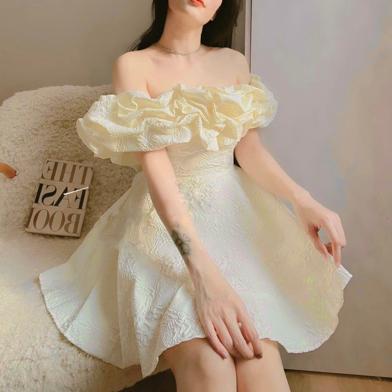 Váy Trễ Vai Xốp Hoa Nổi Vai Phồng Màu Kem Có Đệm Ngực