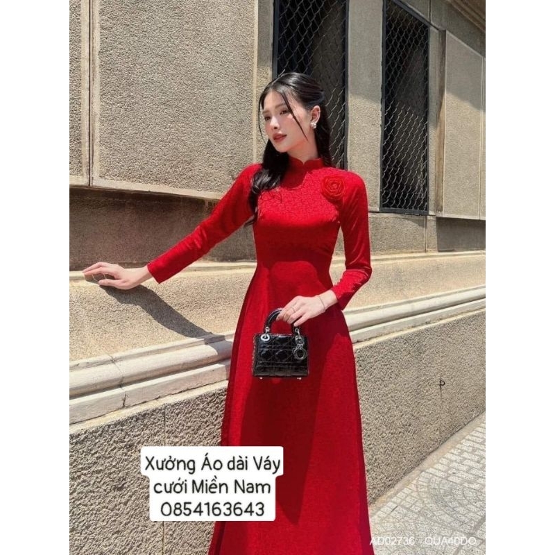 Áo dài gấm cài hoa